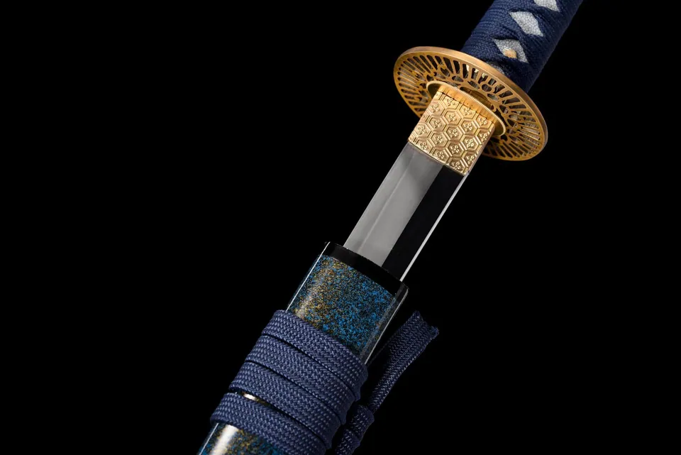 Katana Seiryū en acier T10, saya bleue mouchetée, tsuba dorée, vue 8