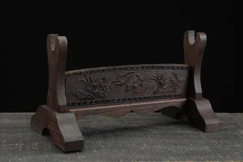Support Keshiki en bois de rosewood sculpté, 40 cm de long