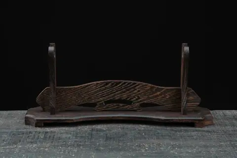 Support Otera en bois de rosewood sculpté, 40 cm de long