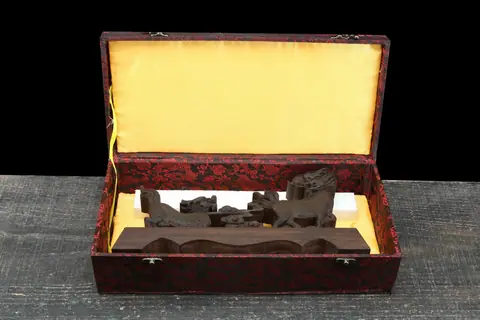 Support Ryuu en rosewood sculpté pour katana, avec ou sans boîte