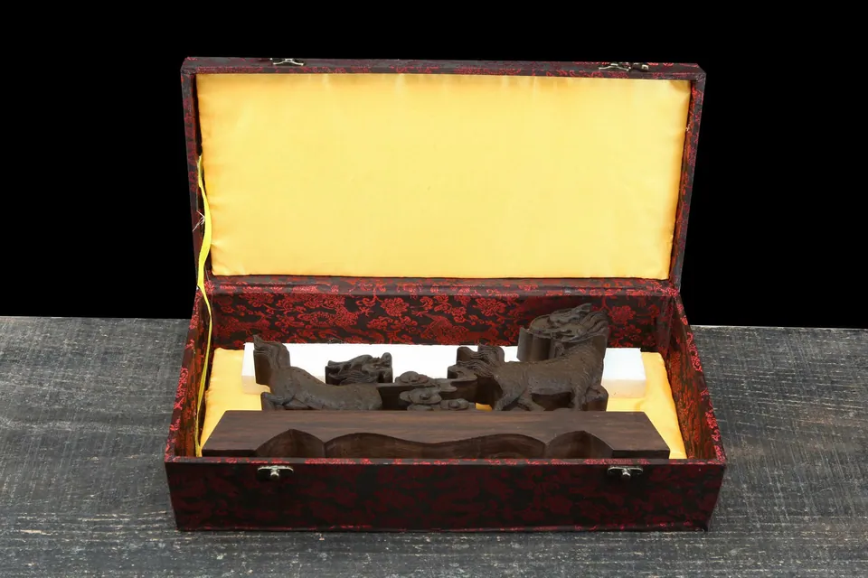 Support Ryuu en rosewood sculpté pour katana, avec ou sans boîte