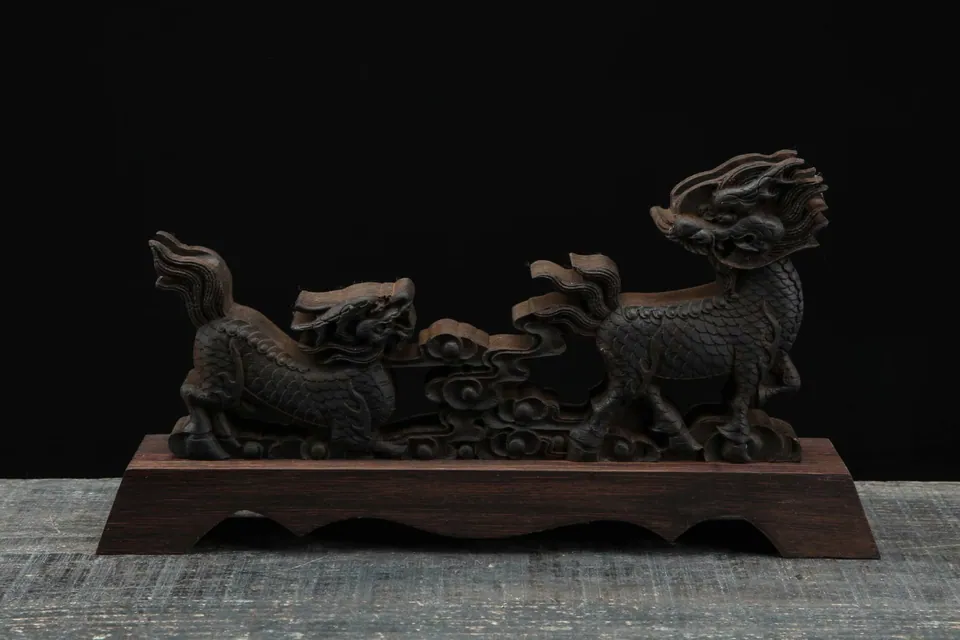 Support Ryuu en rosewood sculpté pour katana, avec ou sans boîte, vue 2