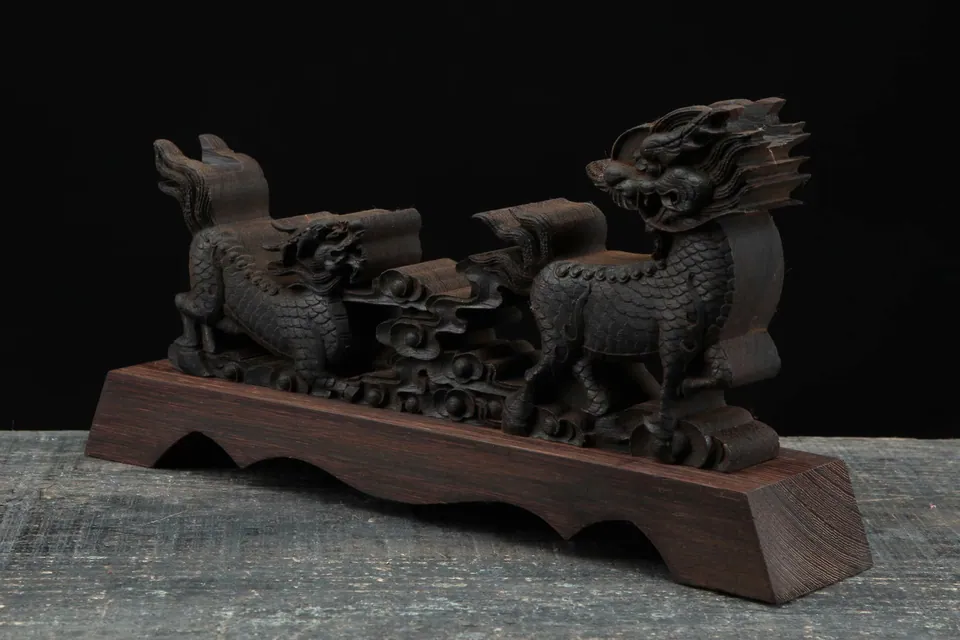 Support Ryuu en rosewood sculpté pour katana, avec ou sans boîte, vue 3