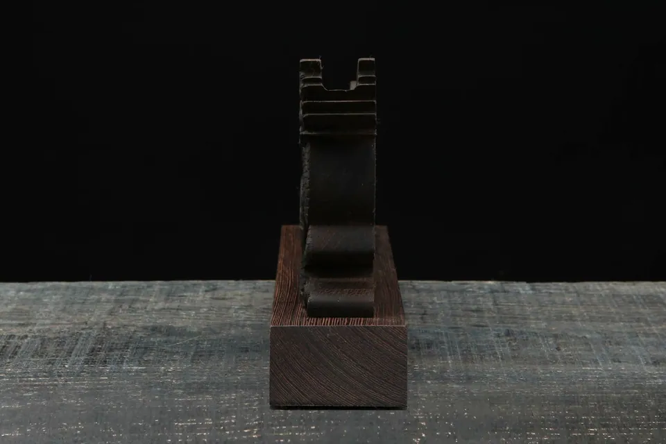 Support Ryuu en rosewood sculpté pour katana, avec ou sans boîte, vue 4