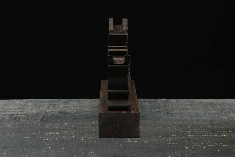 Support Ryuu en rosewood sculpté pour katana, avec ou sans boîte, vue 5
