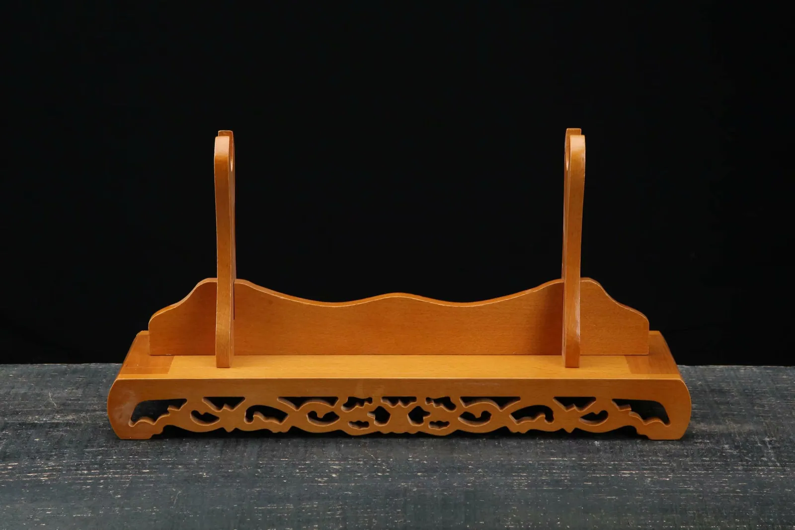 Support Taiyou en bois sculpté pour katana, 40 cm de long, photo de couverture du guide « Katana et feng shui : symbolique du sabre et placement chez soi »