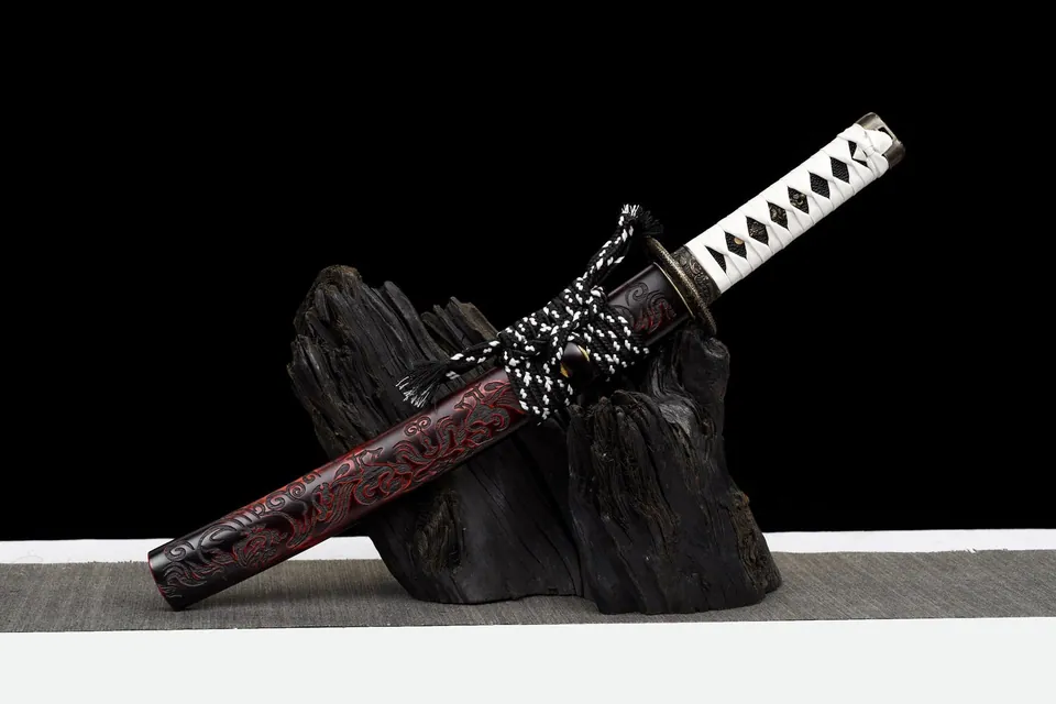 Tantō Byakko en acier damas, tsuka blanche, saya rouge et noir, vue 2