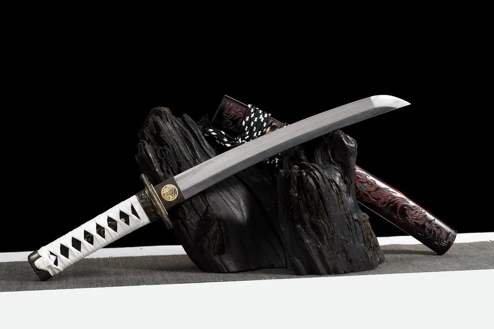 Tantō Byakko en acier damas, tsuka blanche, saya rouge et noir, vue 3