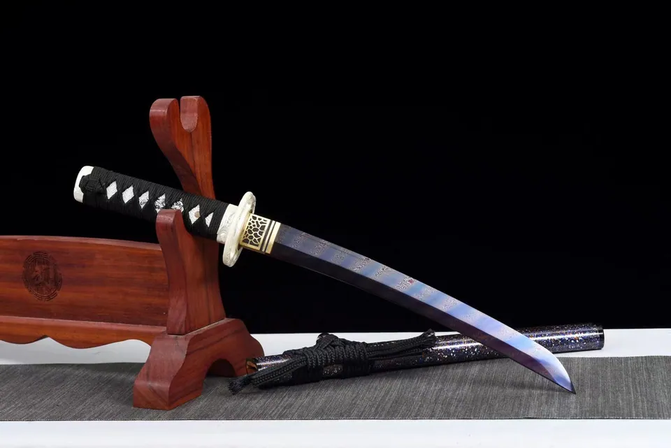 Tantō Ginga en acier damas bleuté, tsuba cuivre et laiton, vue 2