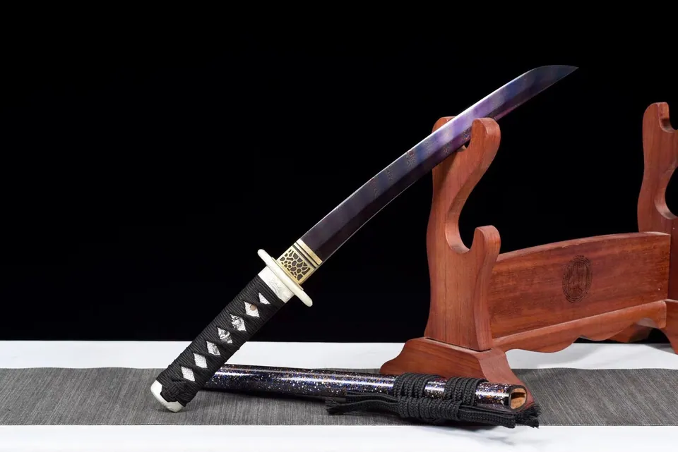 Tantō Ginga en acier damas bleuté, tsuba cuivre et laiton, vue 3