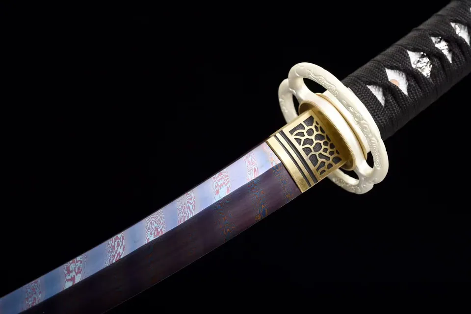 Tantō Ginga en acier damas bleuté, tsuba cuivre et laiton, vue 5