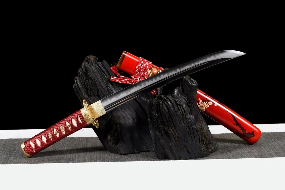 Tantō Kobai en acier T10 avec hamon, saya rouge aux fleurs d’ume, vue 2