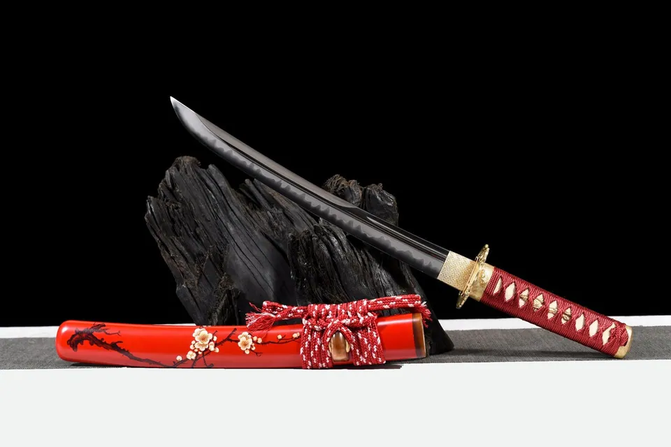 Tantō Kobai en acier T10 avec hamon, saya rouge aux fleurs d’ume, vue 3
