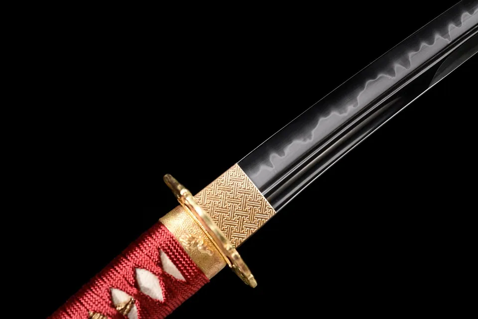 Tantō Kobai en acier T10 avec hamon, saya rouge aux fleurs d’ume, vue 5