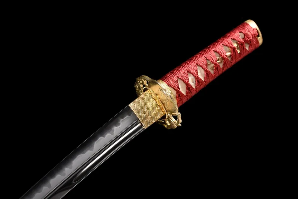 Tantō Kobai en acier T10 avec hamon, saya rouge aux fleurs d’ume, vue 6