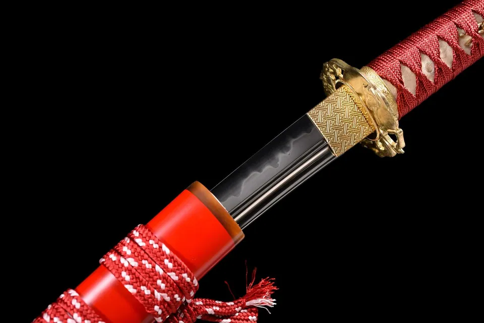 Tantō Kobai en acier T10 avec hamon, saya rouge aux fleurs d’ume, vue 7