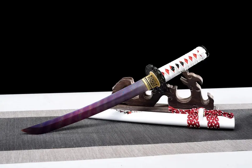 Tantō Sakura en acier damas bleuté, tsuka en galuchat rouge, vue 2