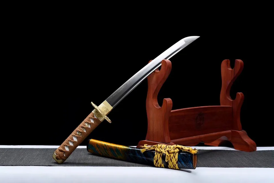 Tantō Taiyou en acier T10, tsuba en cuivre sculpté, vue 2