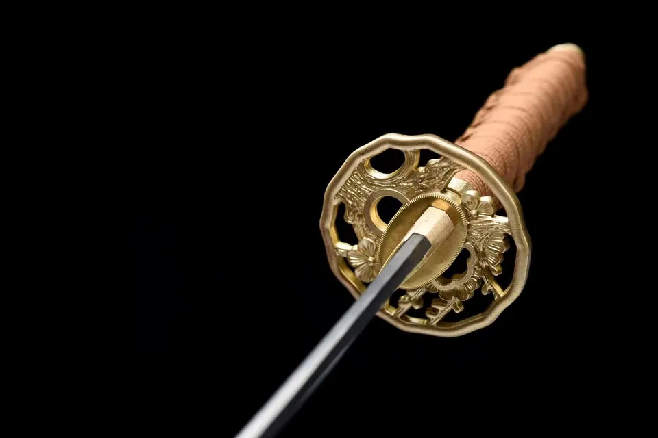 Tantō Taiyou en acier T10, tsuba en cuivre sculpté, vue 4