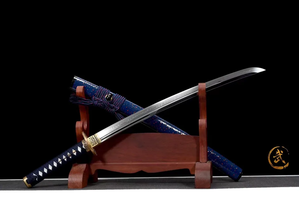 Wakizashi Akuma en acier T10 avec bo-hi, tsuba en cuivre doré, vue 2