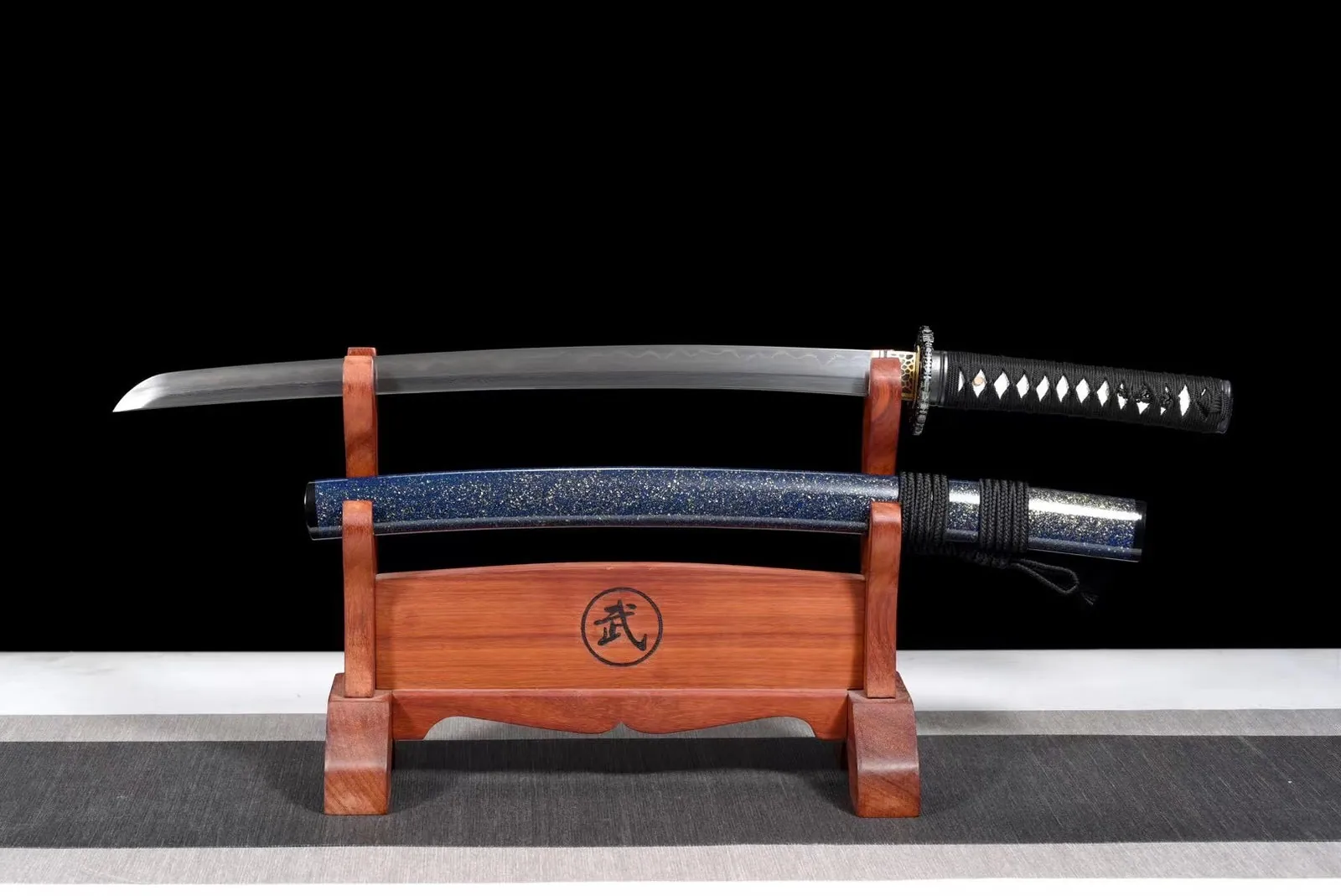 Wakizashi Ao en acier damas, tsuka en galuchat blanc, photo de couverture du guide « Katana vs wakizashi : différences de taille, d'usage et d'histoire »
