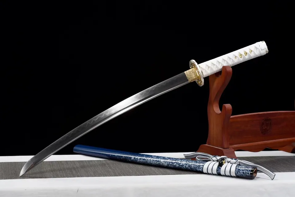 Wakizashi Kaiyō en acier T10 avec bo-hi, tsuba en zinc doré, vue 3