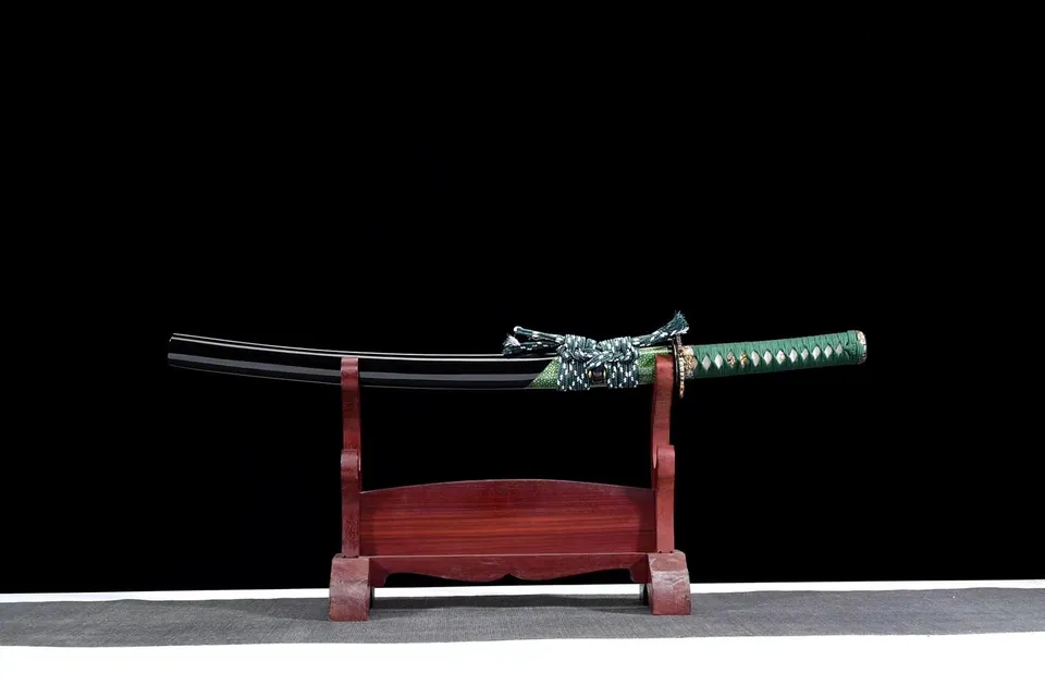 Wakizashi Kiku en acier damas, tsuba chrysanthème doré, acier damas · hamon