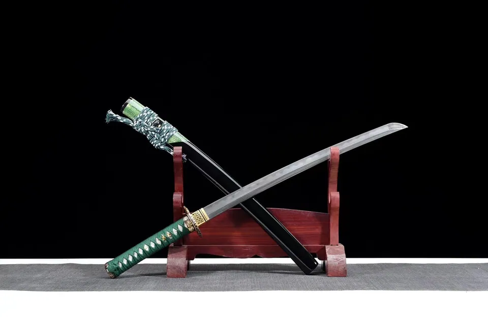 Wakizashi Kiku en acier damas, tsuba chrysanthème doré, vue 2