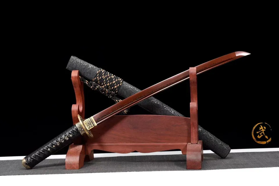Wakizashi Ryu en acier damas rouge, tsuba en cuivre sculpté, vue 2