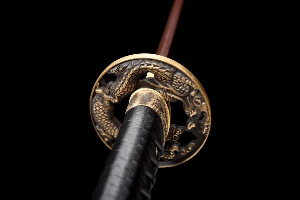 Wakizashi Ryu en acier damas rouge, tsuba en cuivre sculpté, vue 3