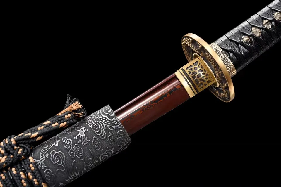 Wakizashi Ryu en acier damas rouge, tsuba en cuivre sculpté, vue 5